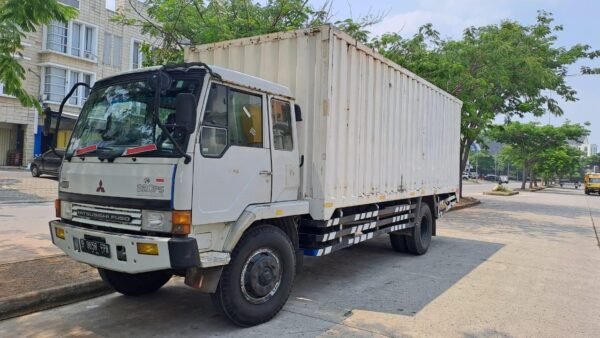 Truck Logistik Mitsubisi Fuso Putih SMS
